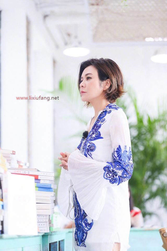 白色刺繡襯衫配短褲簡約優雅，清爽舒適