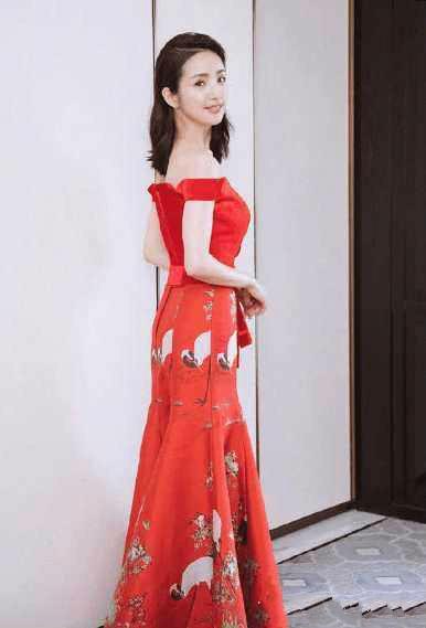 林依晨中國(guó)風(fēng)繡花連衣裙盡顯女神魅力